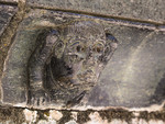 Conques, personnage sculpté sur la margelle du bassin claustral