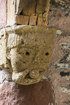 Conques, tête sculptée dans le village
